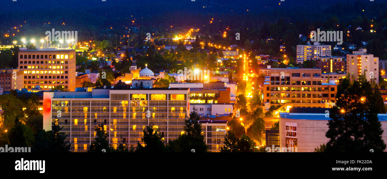 Golden si accende lo skyline di una serata estiva in Eugene, Oregon, come visto dalla parte superiore di Skinners Butte. Foto Stock