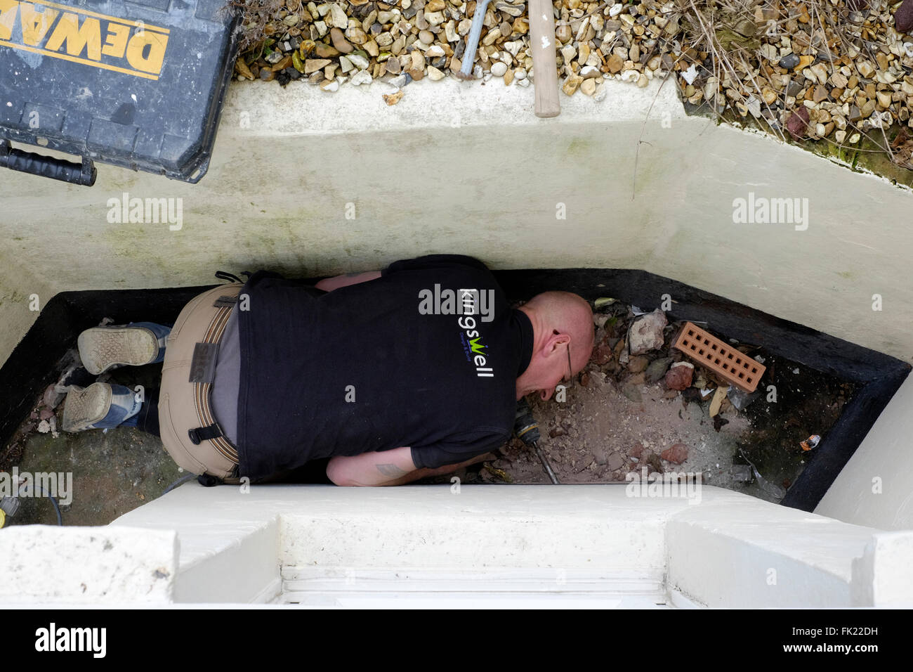 Builder foro di perforazione nella parete per la bocchetta di ventilazione in un domestico multi occupancy proprietà urbana England Regno Unito Foto Stock