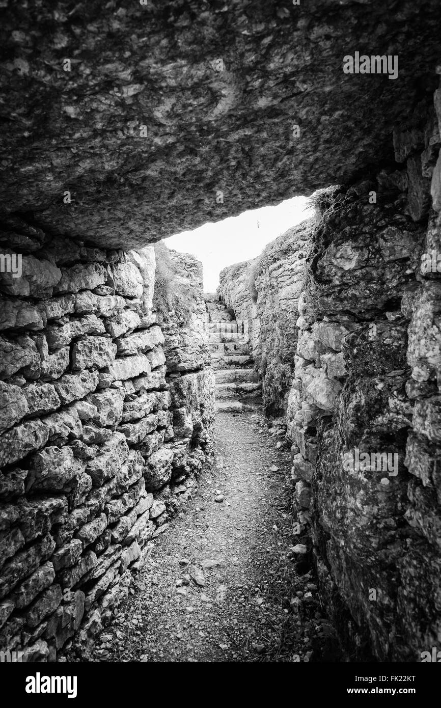 Trincea scavata nella roccia risalenti alla Prima Guerra Mondiale si trova sulle Alpi italiane. Foto Stock