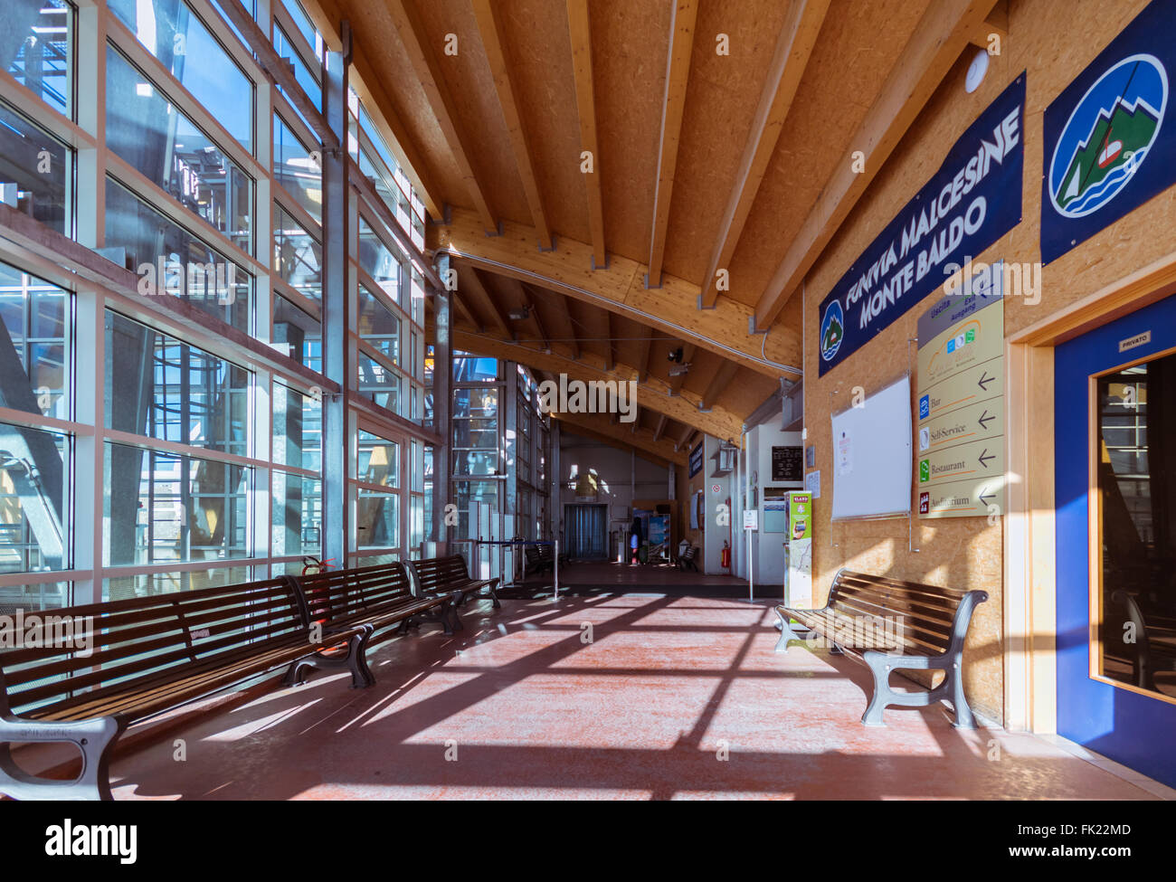 Malcesine, Italia - 18 Gennaio 2016: sala d'attesa all'interno della stazione a monte del Malcesine-Mount Baldo funivia, Italia Foto Stock