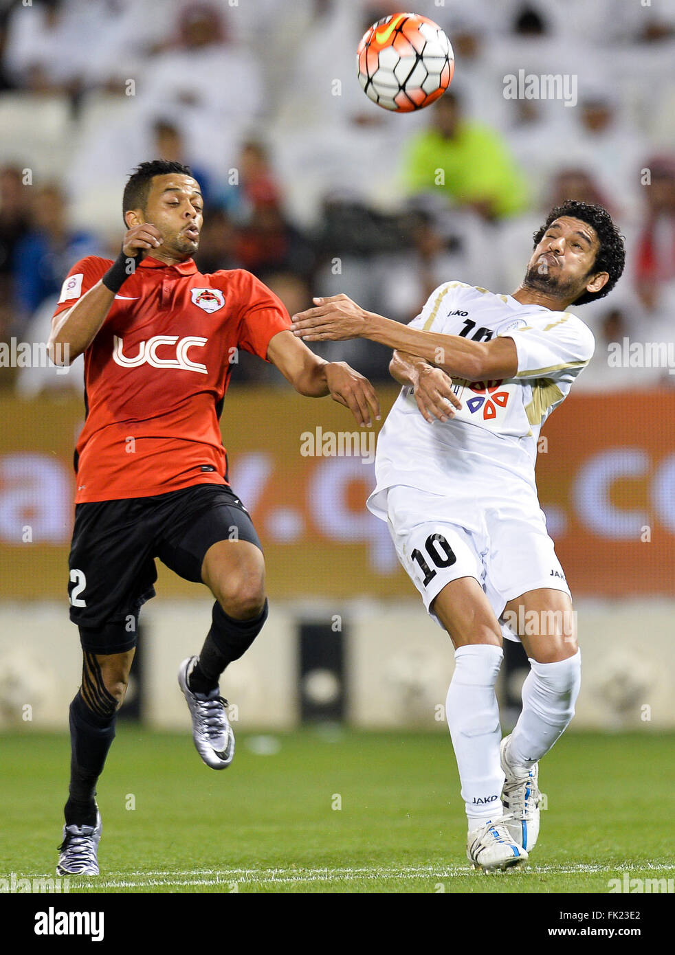 Doha. Mar 5, 2016. Hamid Ismaeil Hamid (L) del Qatar Al Rayyan club il sistema VIES per la palla con Hussain Yaser del Qatar Al Wakra durante il Qatar Star League football match di Al Sadd stadium Doha-Qatar il 5 marzo 2016. Al Rayyan ha vinto 5-1 e rivendicato il titolo di campione con 60 punti e 5 round rimanenti. © Nikku/Xinhua/Alamy Live News Foto Stock