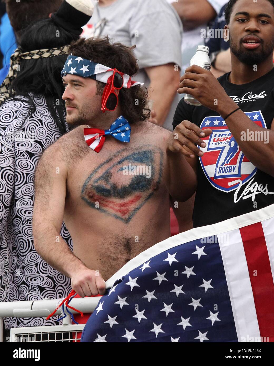 Las Vegas, NV, Stati Uniti d'America. Mar 5, 2016. Ventola di rugby con dipinto USA rugby logo sul petto peloso di presenze per USA Sevens Rugby Internazionale Torneo - SAT, Sam Boyd Stadium, Las Vegas NV, Marzo 5, 2016. © James Atoa/Everett raccolta/Alamy Live News Foto Stock