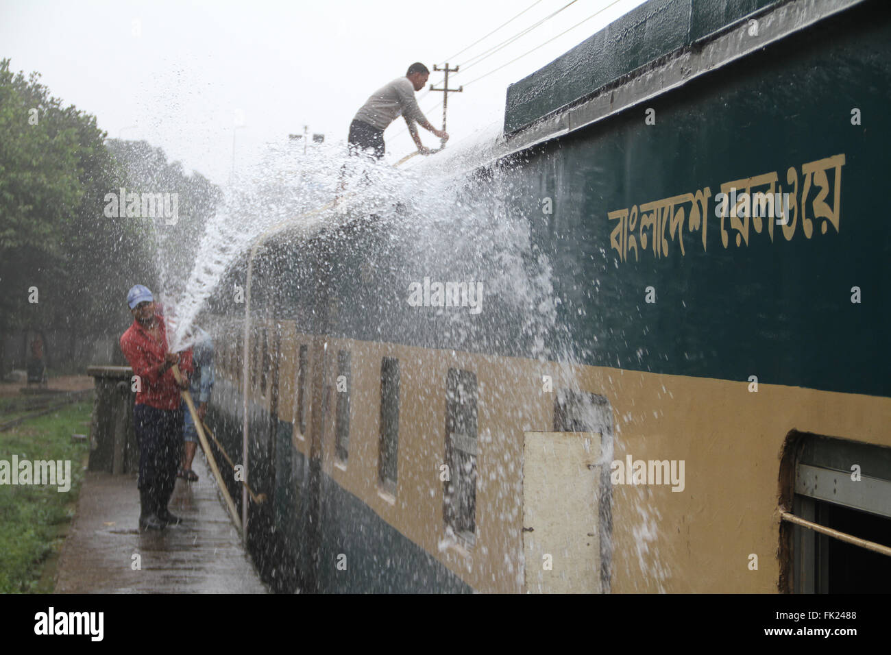 Dacca in Bangladesh. Il 5 marzo 2016. Pulitori ferroviaria lavora presso una stazione officina a Dhaka, nel Bangladesh il 5 marzo, 2016. Bangladesh Railway (BR) avrà inizio aggiungendo 150-indonesiano made in acciaio inossidabile coach per la sua flotta da questo mese come parte del processo di modernizzazione che contribuirà in maniera significativa a risolvere la crisi dei carrelli e portano il dinamismo alla stazione reparto, hanno detto i funzionari di recente. Credito: Rehman Asad/Alamy Live News Foto Stock