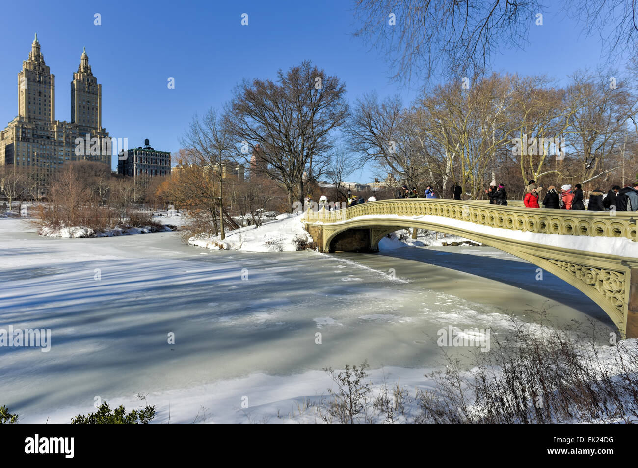 New York - 24 Gennaio 2016: Il ponte di prua è una ghisa ponte situato nel Central Park di New York City, attraversando il lago Foto Stock
