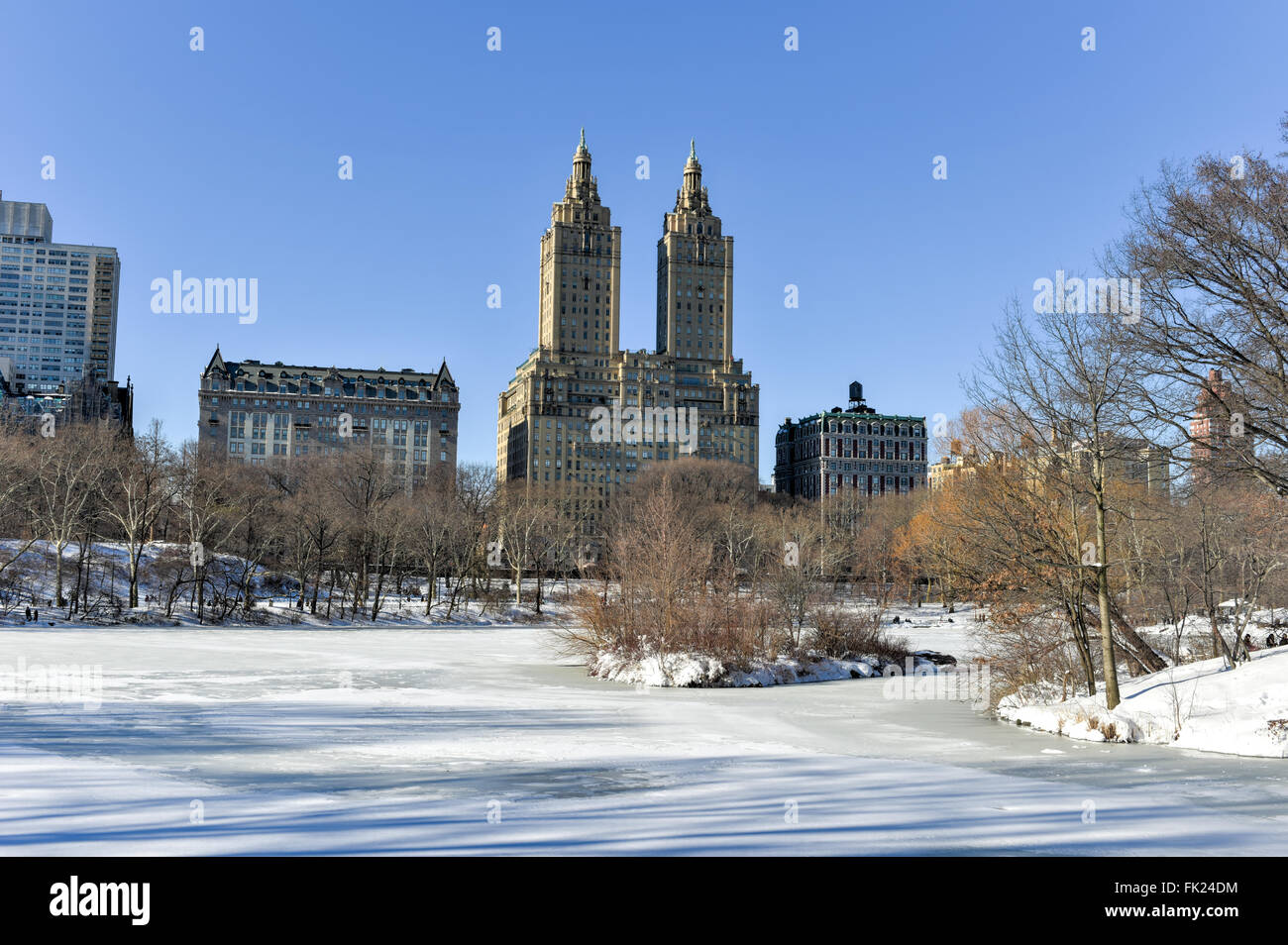 Vista del San Remo edifici Appartamento lungo la Central Park West dal parco nella città di New York. Foto Stock