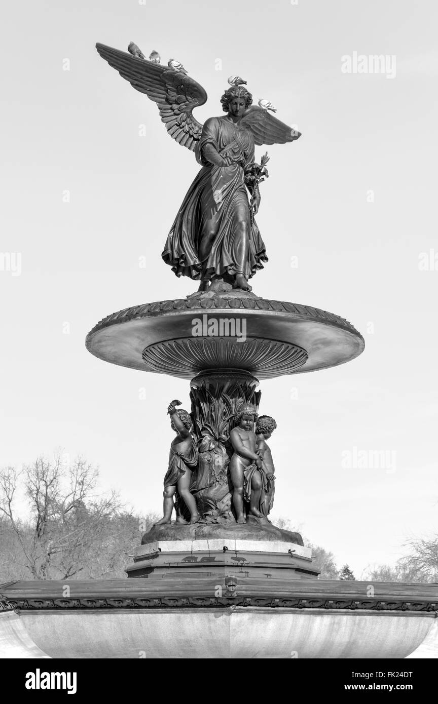 Fontana di Bethesda, al Central Park di New York durante l'inverno in bianco e nero. Foto Stock