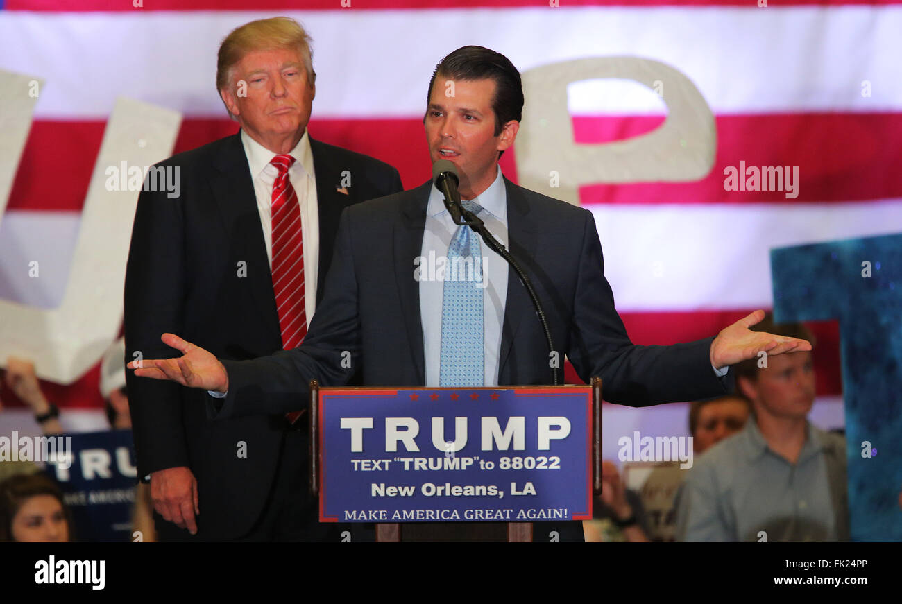 New Orleans, Louisiana, Stati Uniti d'America. Mar 4, 2016. (Dalla parte anteriore a quella posteriore) Donald Trump, Jr. parla mentre suo padre candidato presidenziale repubblicano Donald Trump sta dietro di lui in un rally a New Orleans, Louisiana, Stati Uniti d'America il 4 marzo 2016 © Dan Anderson/ZUMA filo/Alamy Live News Foto Stock