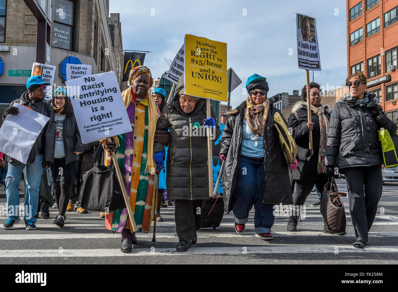 New York, Stati Uniti. 05 Mar, 2016. 97 enne attivista riso Firenze entrato a far parte del lavoro internazionale la Giornata della donna 2016: Unite & lotta di liberazione rally e marzo in Harlem © Erik Mc Gregor/Pacific Press/Alamy Live News Foto Stock