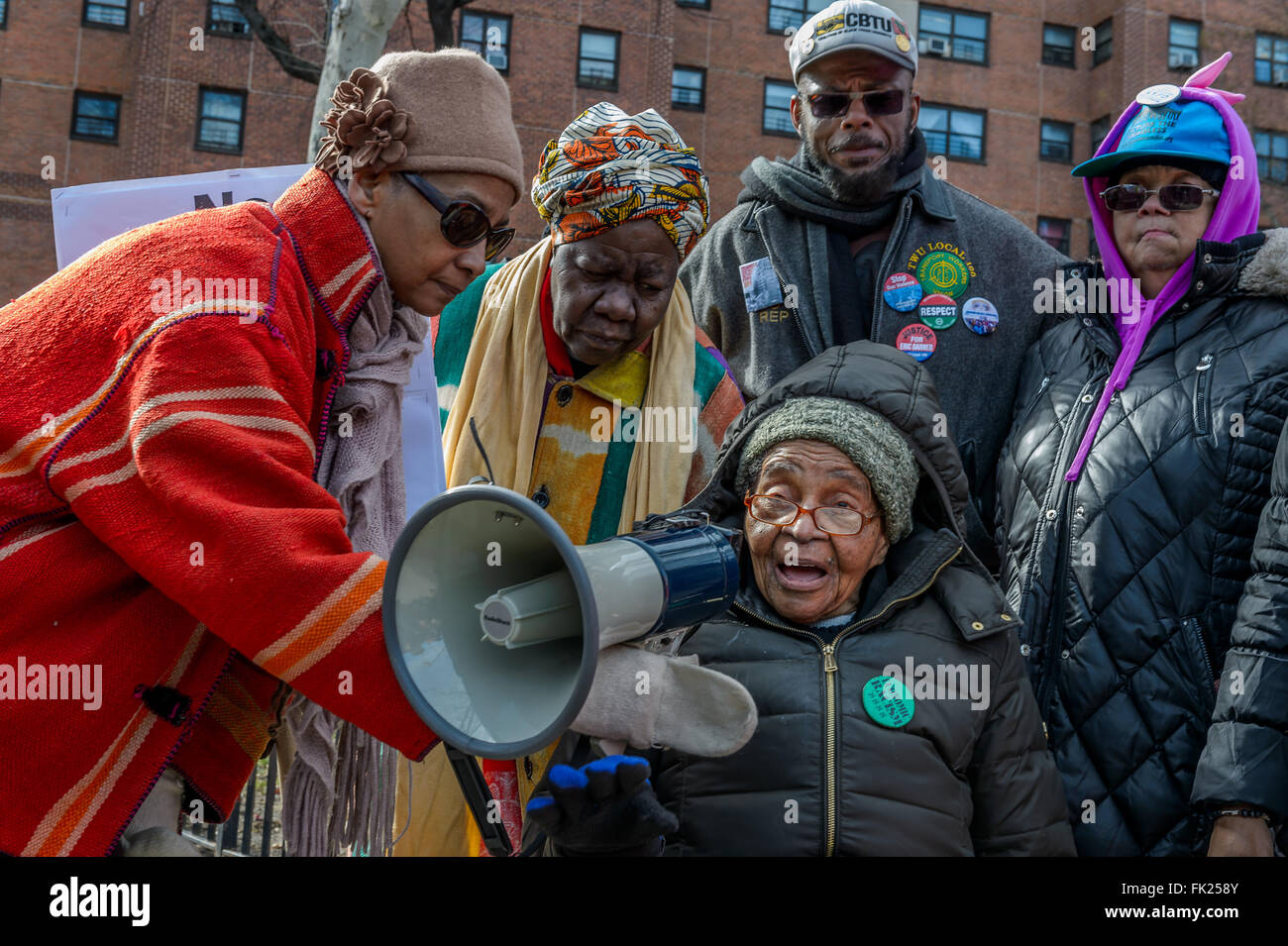 New York, Stati Uniti. 05 Mar, 2016. 97 anno attivista vecchia Firenze parlando di riso a livello internazionale lavorando giorno della donna 2016: Unite e lotta per la liberazione di rally in Harlem © Erik Mc Gregor/Pacific Press/Alamy Live News Foto Stock