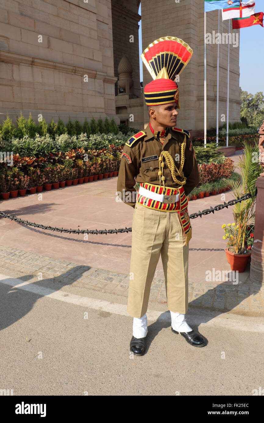 Guard guardind a amar jyoti jawan in India gate, Delhi, India. L'India Gate è stato costruito per informarla di soldati indiani che Foto Stock