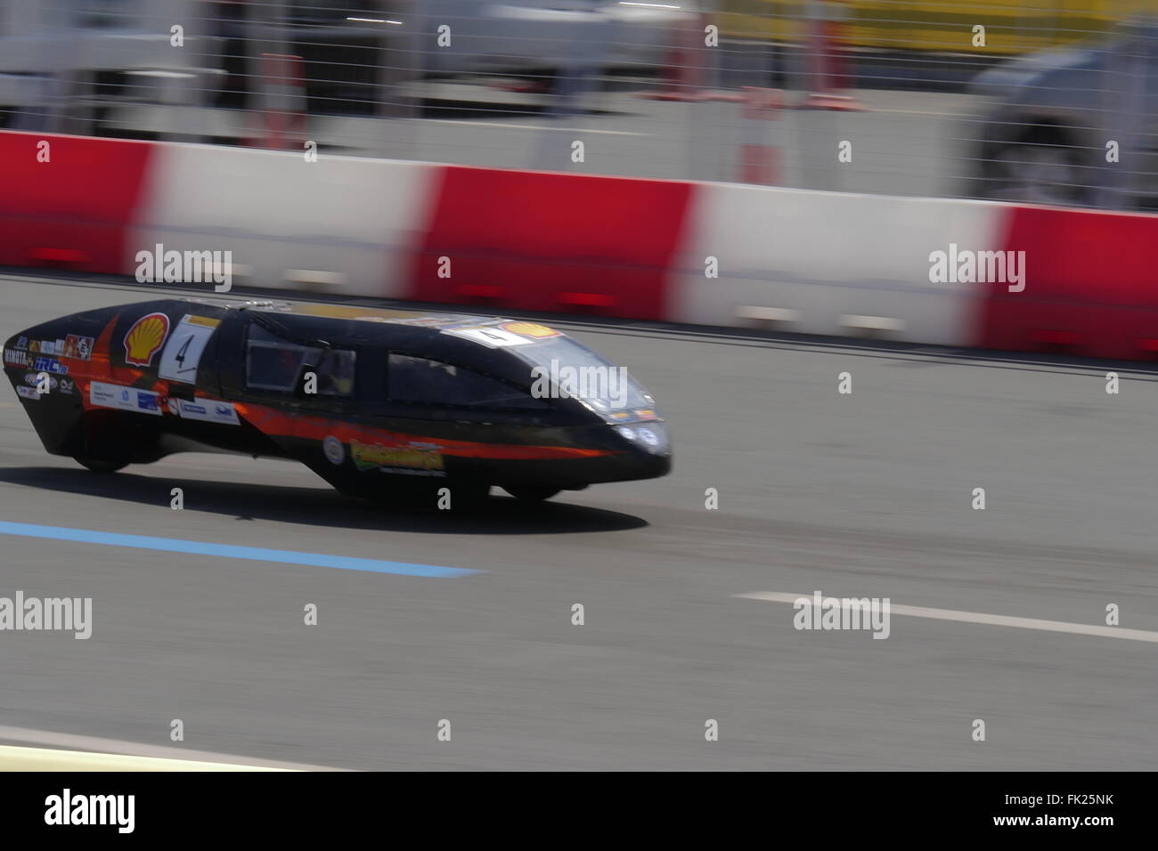 Un veicolo corre veloce in pista cercando di ottenere la maggior velocità e con un minore consumo di energia che potrebbero rendere all'elenco superiore durante la Shell Eco-Marathon 2016 nelle Filippine. Shell Eco-Marathon è una gara di innovazione in cui studenti provenienti da diverse università da altre parti del mondo di partecipare. Questo è il loro terzo e ultimo anno nelle Filippine prima di spostare la concorrenza in un altro paese. Questo concorso è detenuto dalla Shell per incoraggiare menti innovative per costruire una più efficiente dal punto di vista energetico veicoli che possono aiutare l'ambiente e la crescita economica. (Foto di George Buid/P Foto Stock