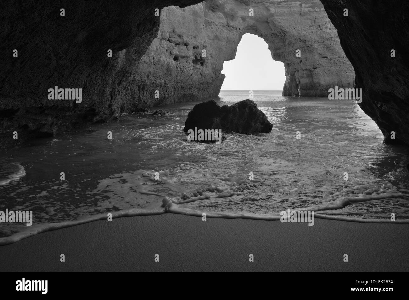 La grotta e scogliera naturale arco nella spiaggia di albandeira. Algarve Portogallo Foto Stock