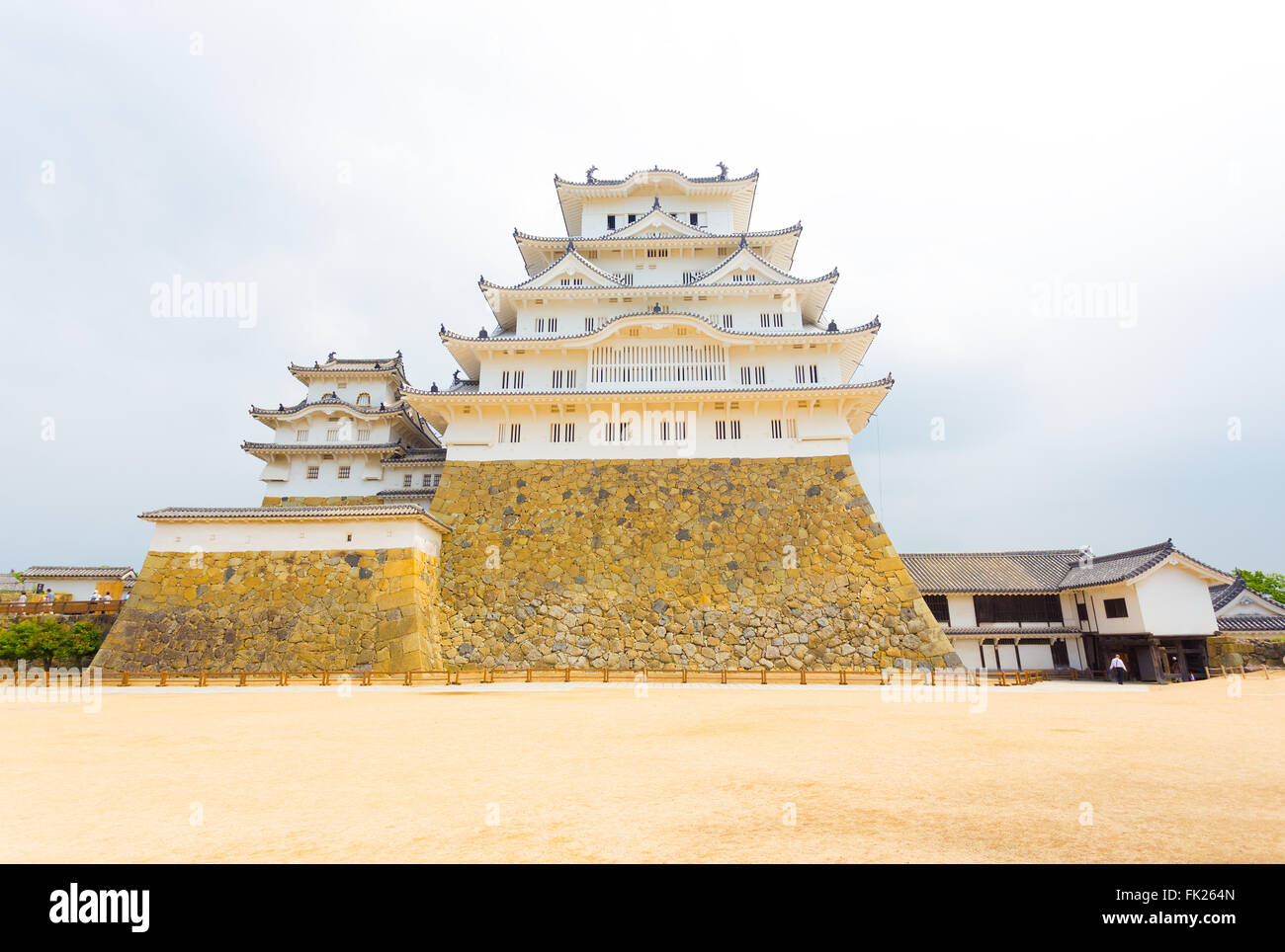 Interno largo cortile mantenere per motivi di Himeji-jo il Castello su un nuvoloso giorno Himeji, Giappone dopo inizio 2015 Rinnovo Foto Stock