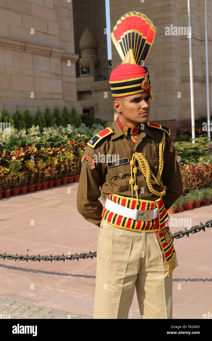 Guard guardind a amar jyoti jawan in India gate, Delhi, India. L'India Gate è stato costruito per informarla di soldati indiani che Foto Stock