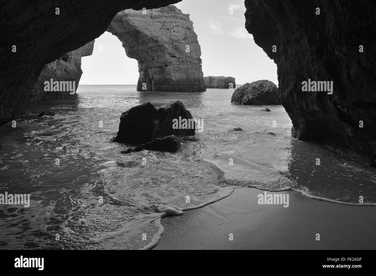 La grotta e scogliera naturale arco in Albandeira beach. Algarve Portogallo Foto Stock