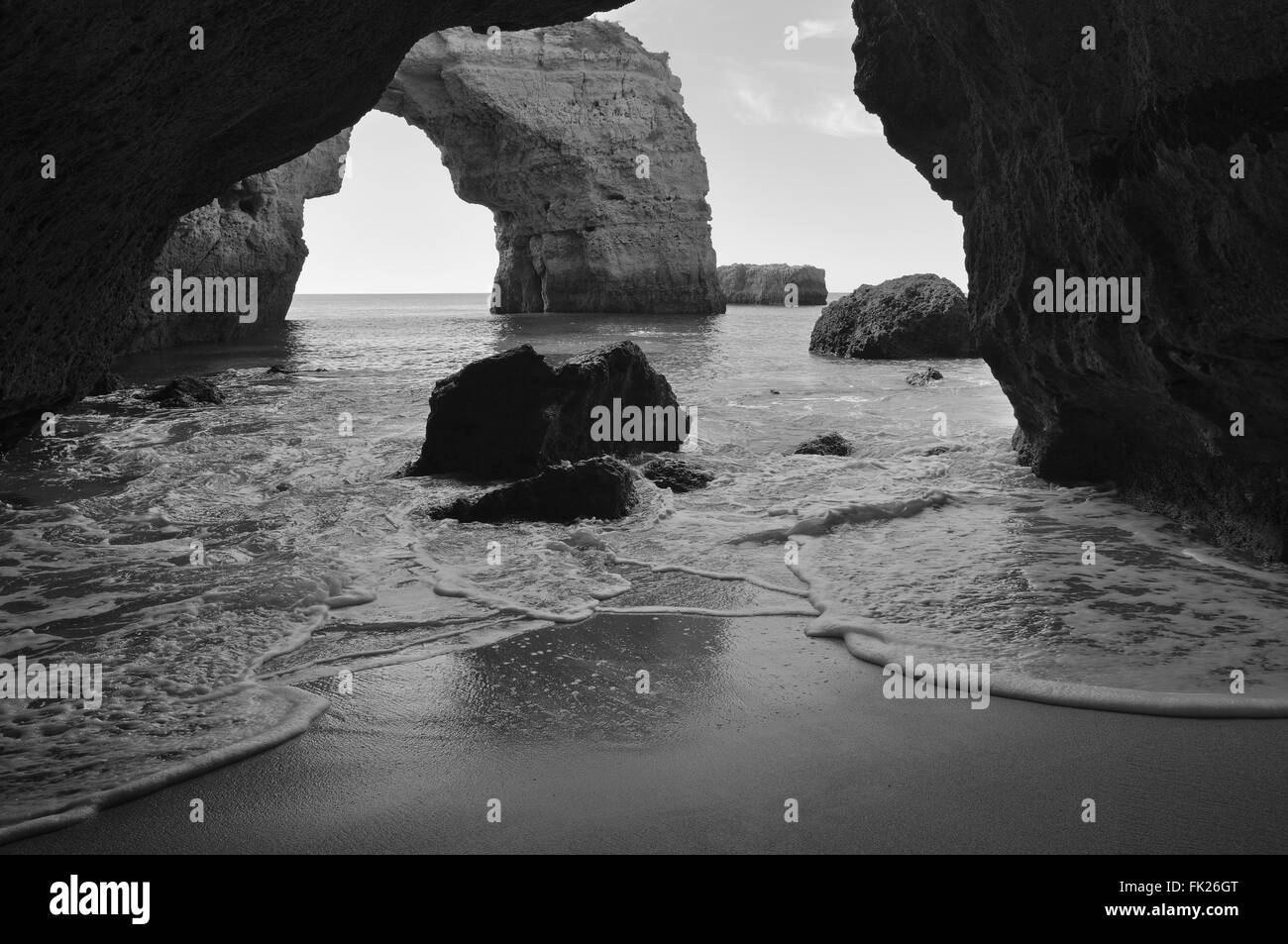 La grotta e scogliera naturale arco in Albandeira beach. Algarve Portogallo Foto Stock