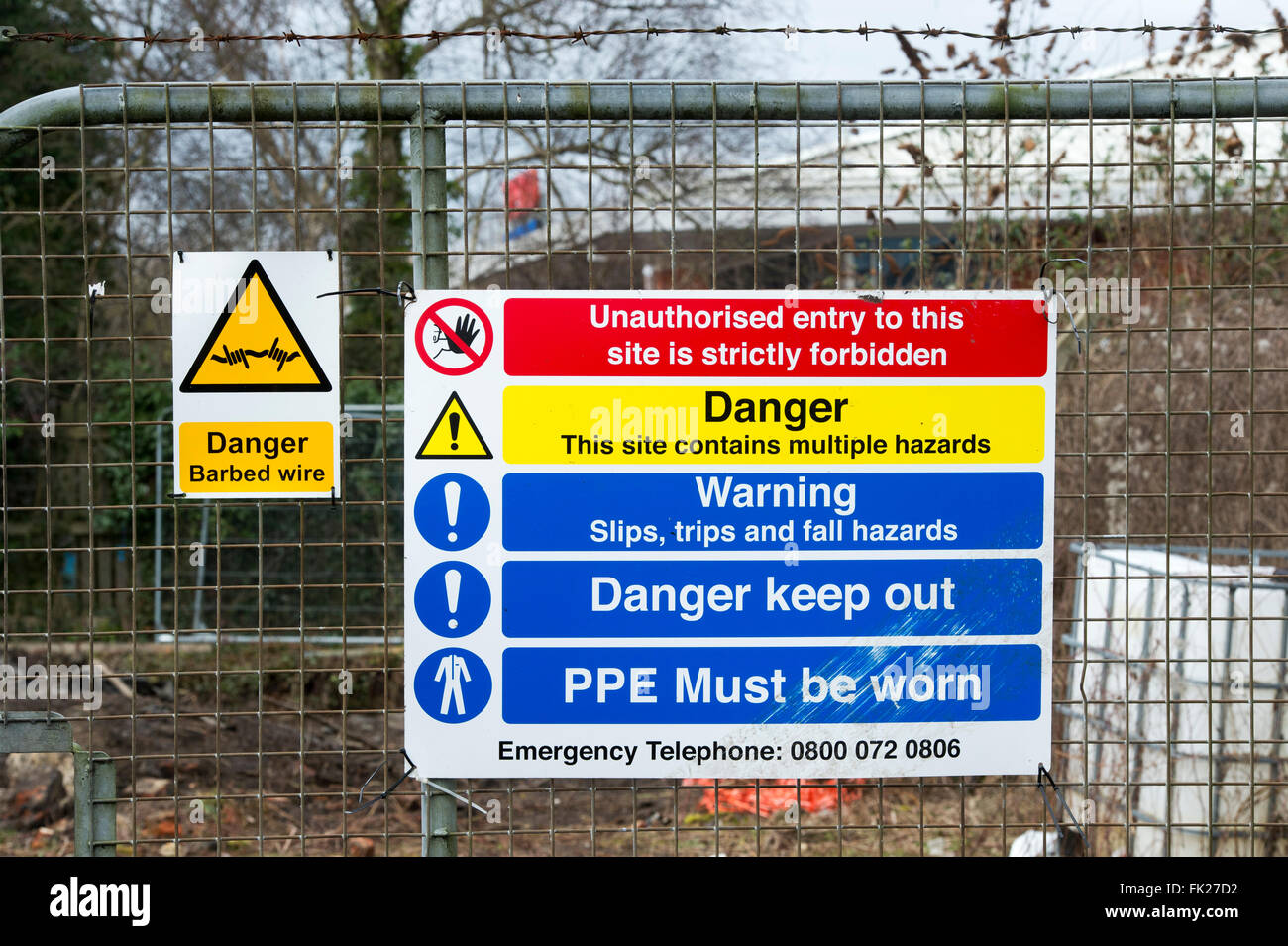 La salute e la sicurezza e waring segni sul perimetro della scatola sito in costruzione a Bicester, Oxfordshire, Inghilterra Foto Stock