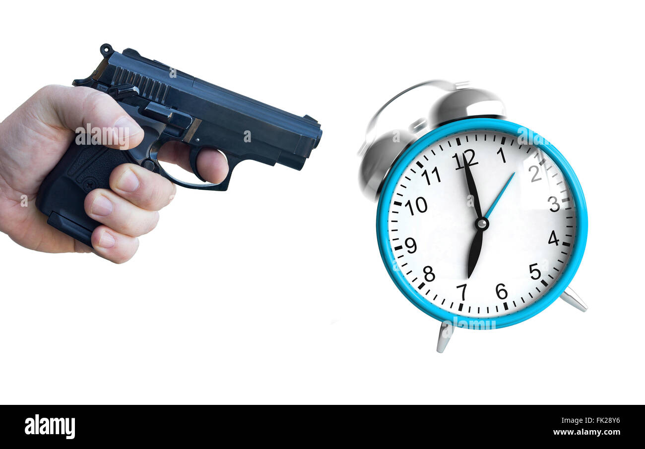 Una mano con la pistola pronta per sparare a un orologio che squilla Foto Stock