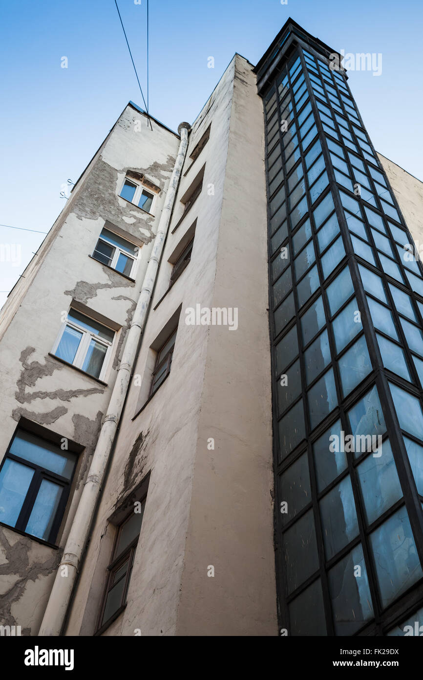 Ascensore esterno albero realizzato in vetro e acciaio. È stato aggiunto per molte abitazioni nella parte vecchia di San Pietroburgo, Russia Foto Stock