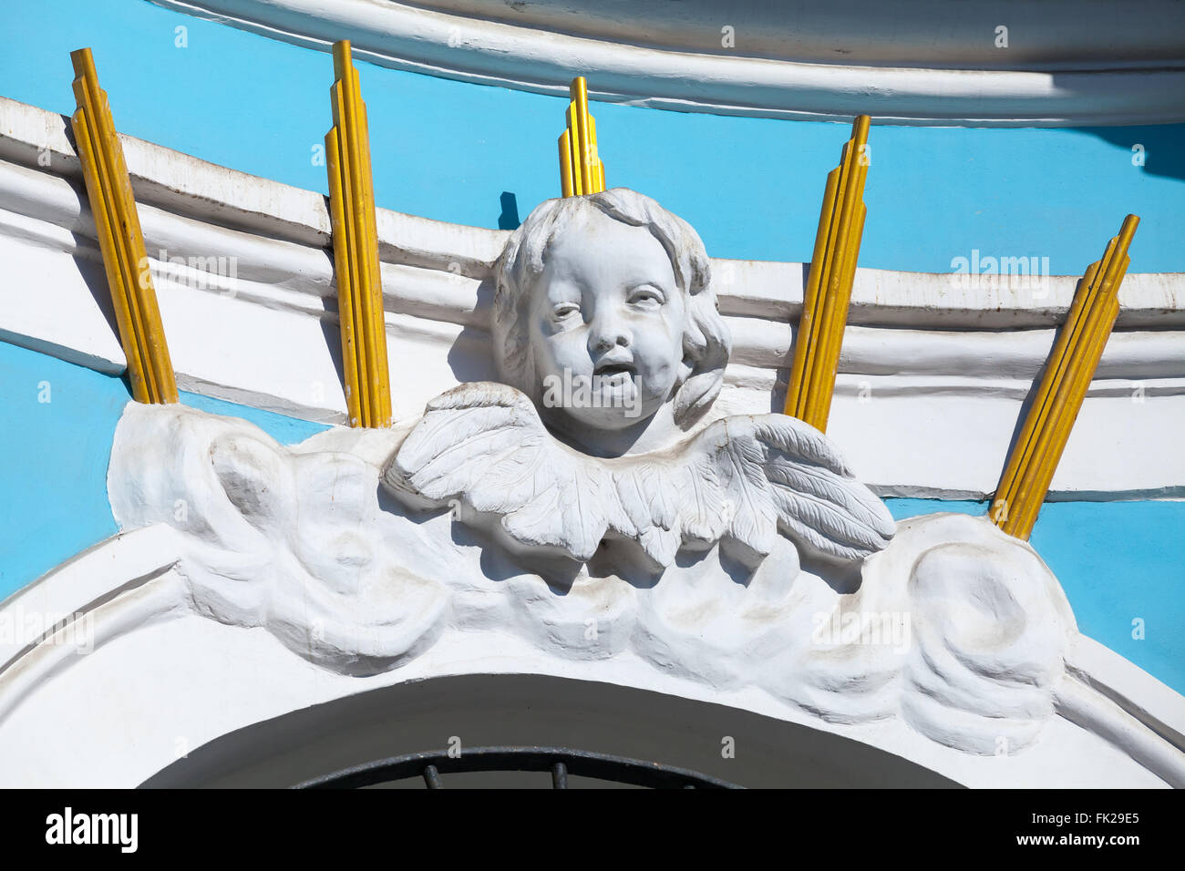 La decorazione della chiesa russo-ortodossa facciata della cattedrale, bianco angelo ritratto scultoreo Foto Stock
