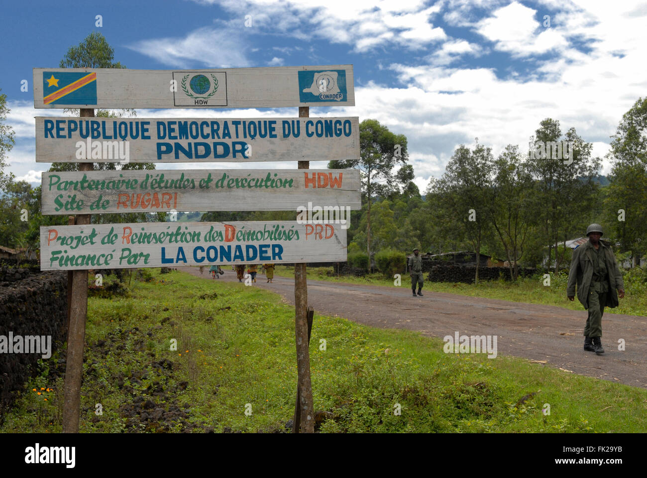 Soldati del governo congolese che camminano in una zona rurale nella provincia del Kivu settentrionale, nella Repubblica Democratica del Congo Africa Foto Stock