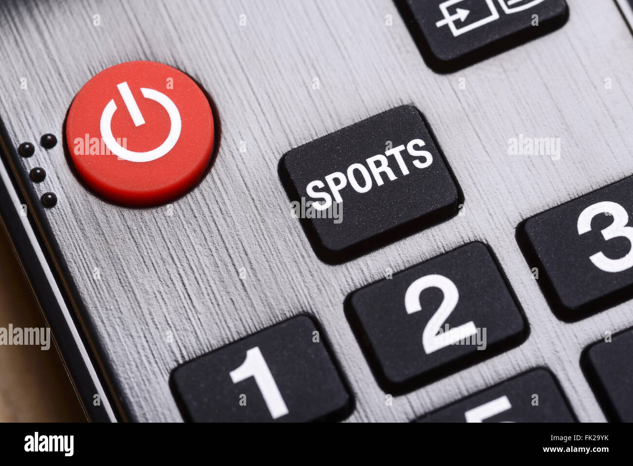 Close up dettaglio di uno sport e sul pulsante off su una TV con telecomando Foto Stock