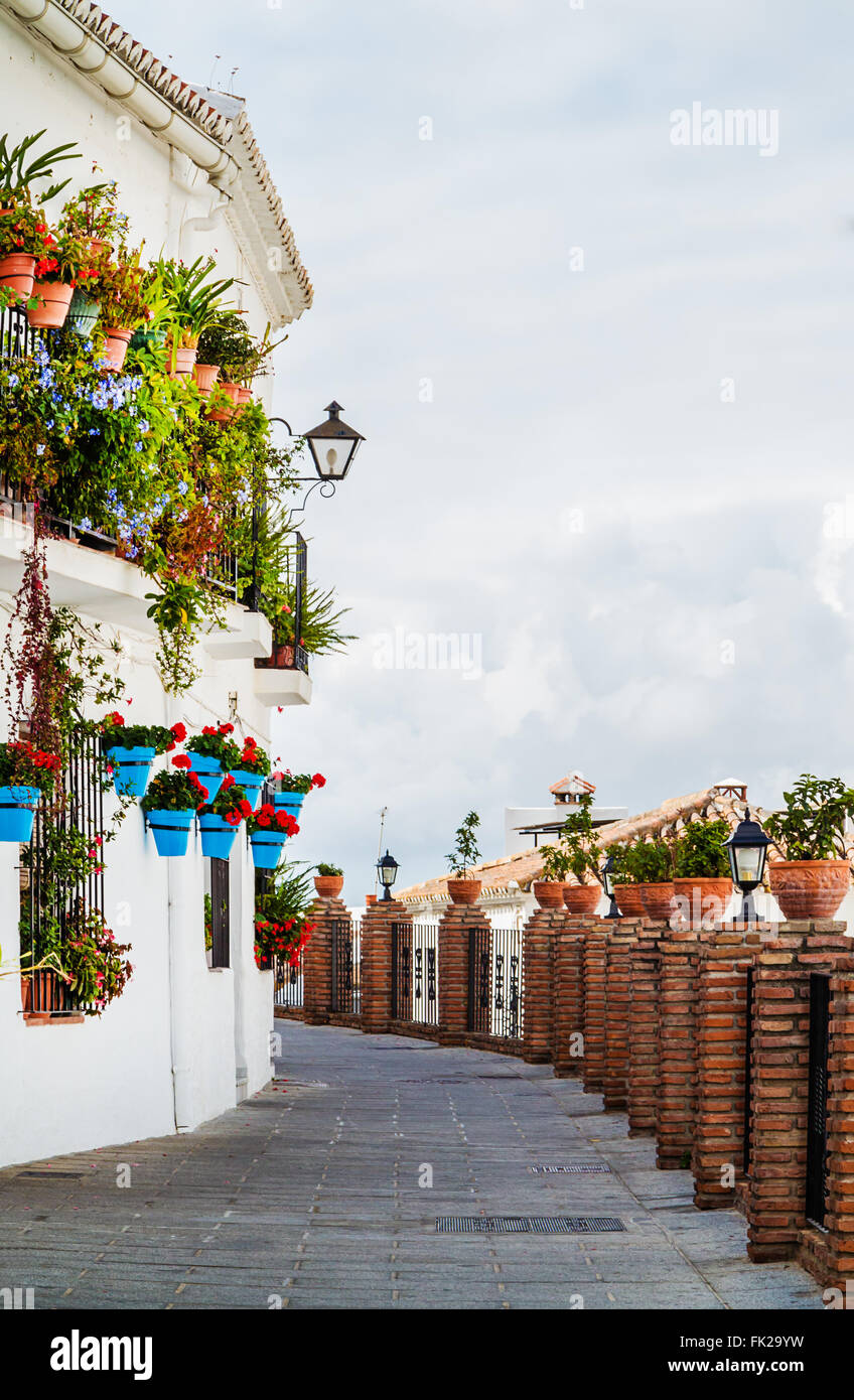 Blue pentole di Mijas in un vicolo, Andalucia, vicino a Malaga, Spagna Foto Stock