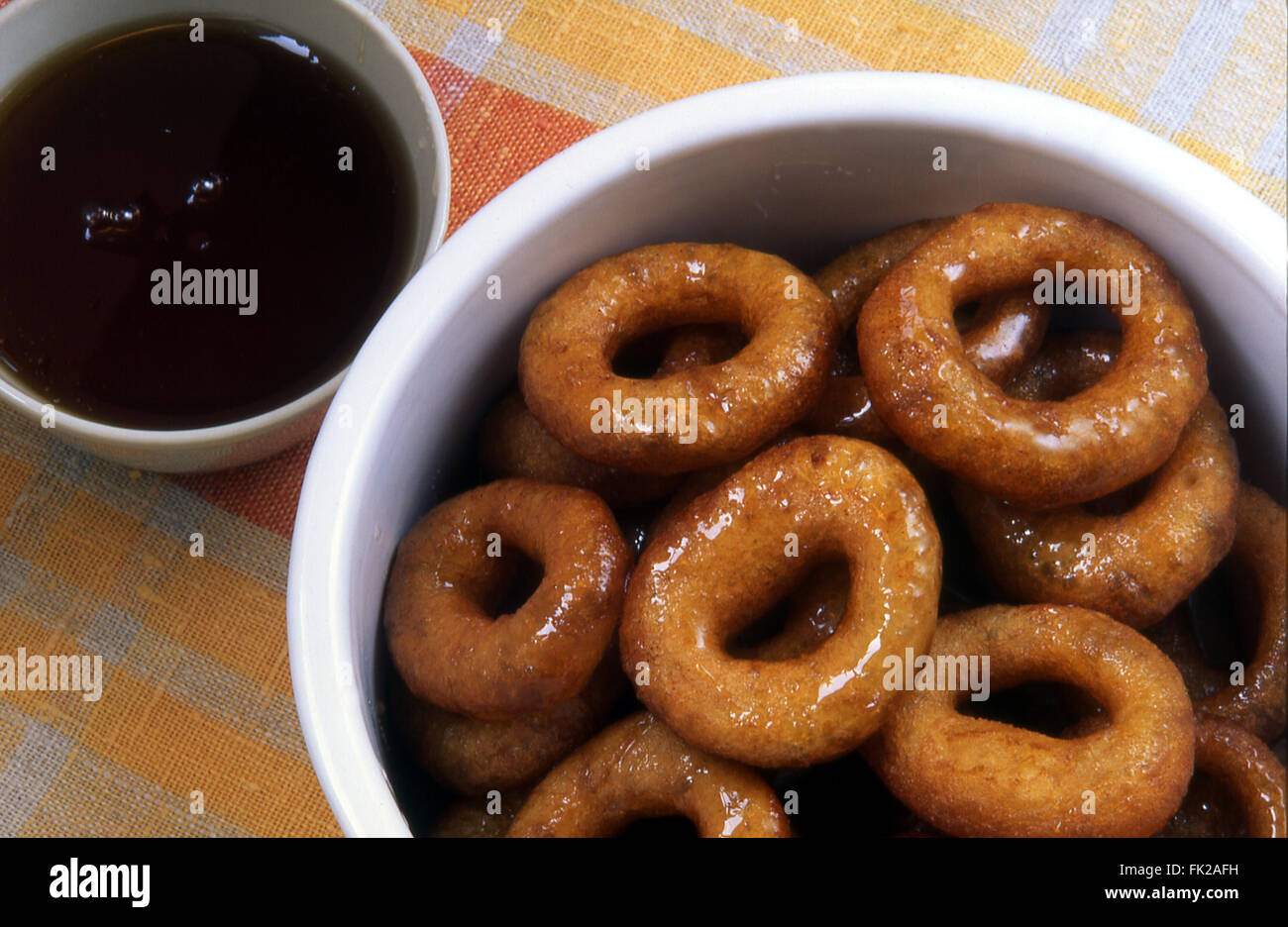 Donuts, ciotola con il miele, Atene, Attica, Grecia Foto Stock