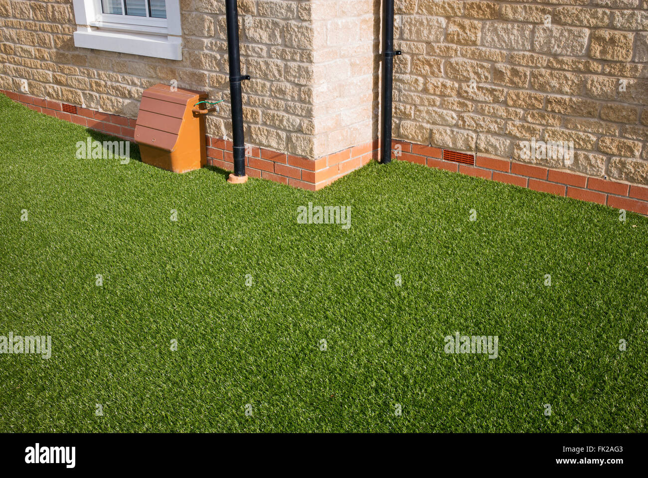 Di erba artificiale / astro turf su un nuovo costruire alloggi estate. Bicester, Oxfordshire, Inghilterra Foto Stock