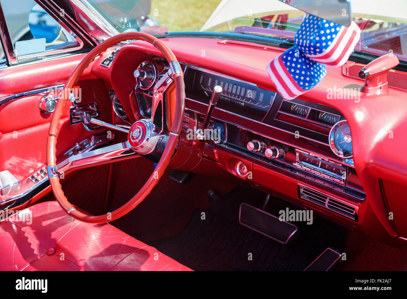 Interno di una vecchia Cadillac con dadi americano Foto Stock