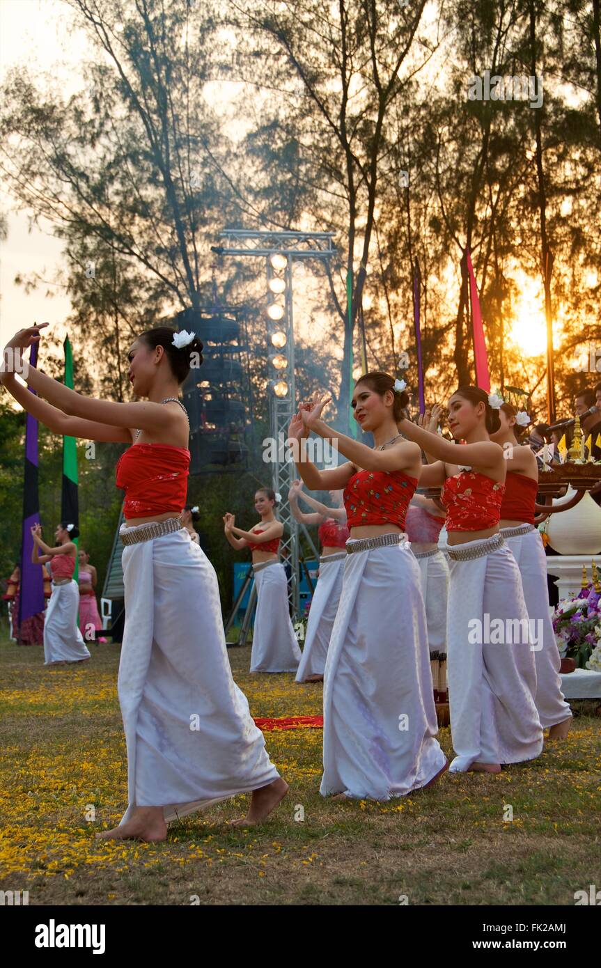 Tradizionale del Nord danza thailandese in Thailandia International Balloon Festival 2016 a Chiang Mai. Foto Stock