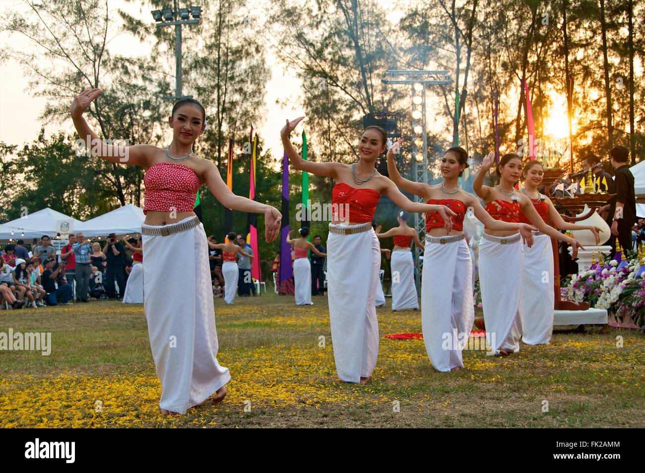 Tradizionale (Lanna della Tailandia del Nord) dance in Thailandia International Balloon Festival 2016 a Chiang Mai. Foto Stock