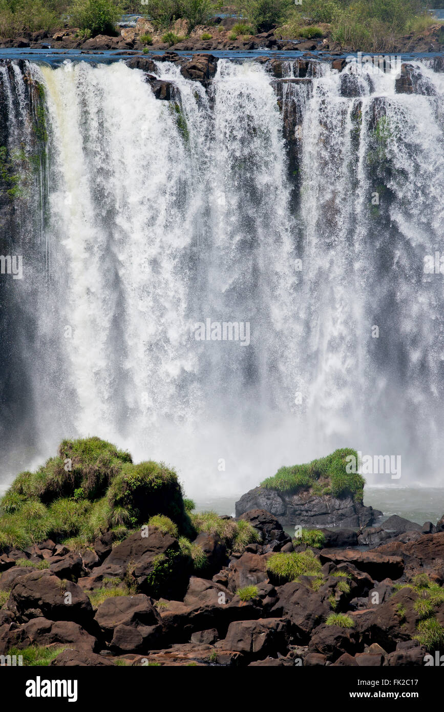 Parte delle Cascate di Iguassù, visto dal lato Brasiliano, uno del mondo sette meraviglie naturali Foto Stock