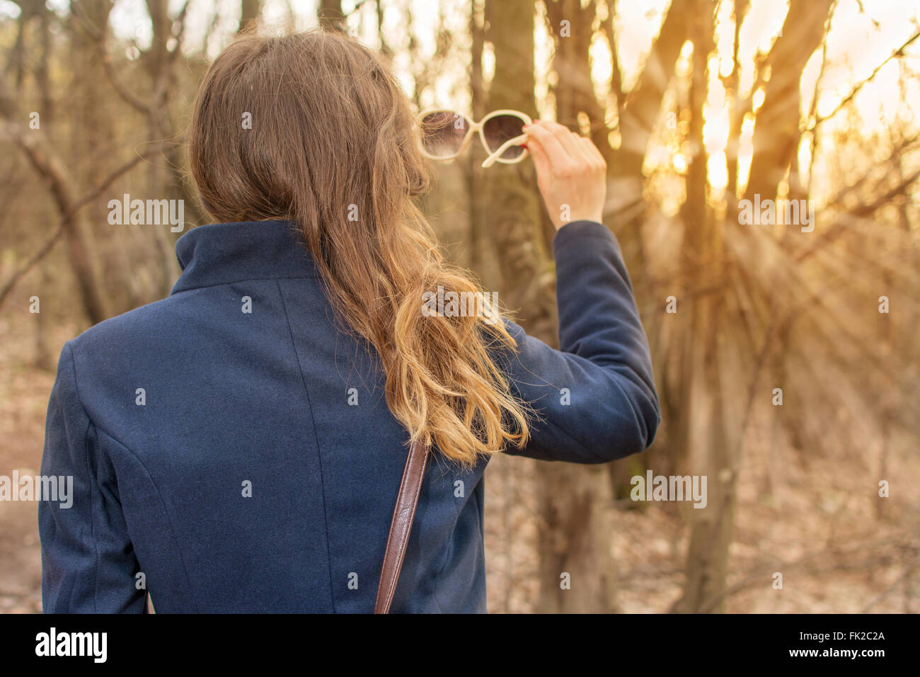 Ragazza di viaggio escursionistico godendo e rivolta verso il sole Foto Stock