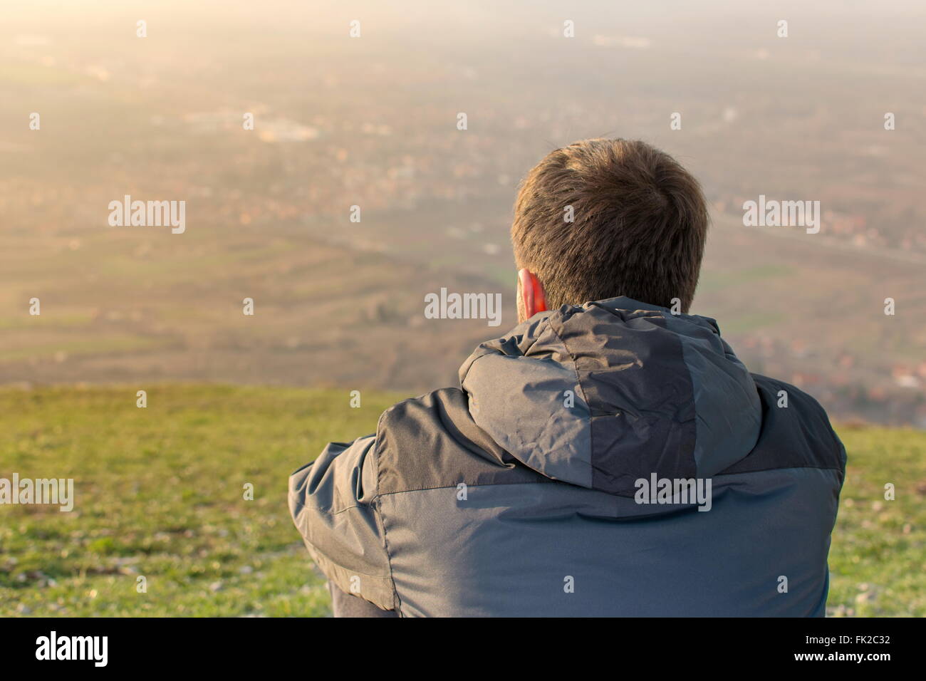 Giovane uomo su escursioni godendo della vista Foto Stock