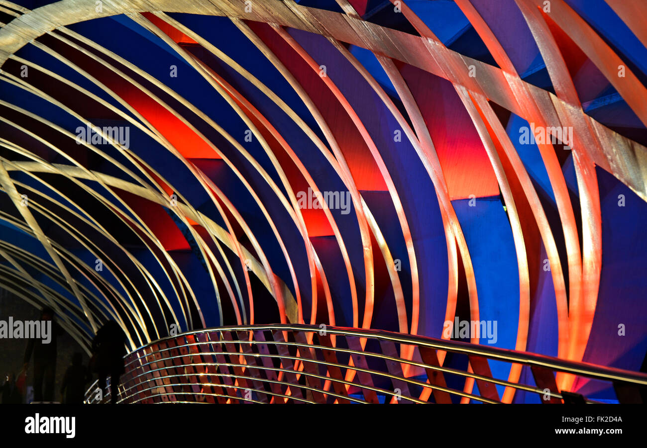 Gli effetti di luce in corrispondenza del tubo a forma di struttura spaziale del Hans-Wilsdorf-bridge, Ginevra, Svizzera Foto Stock