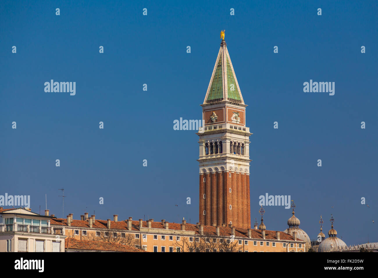 La Torre del Campanile nel quartiere di San Marco di Venezia durante il giorno. Vi è spazio per il testo Foto Stock