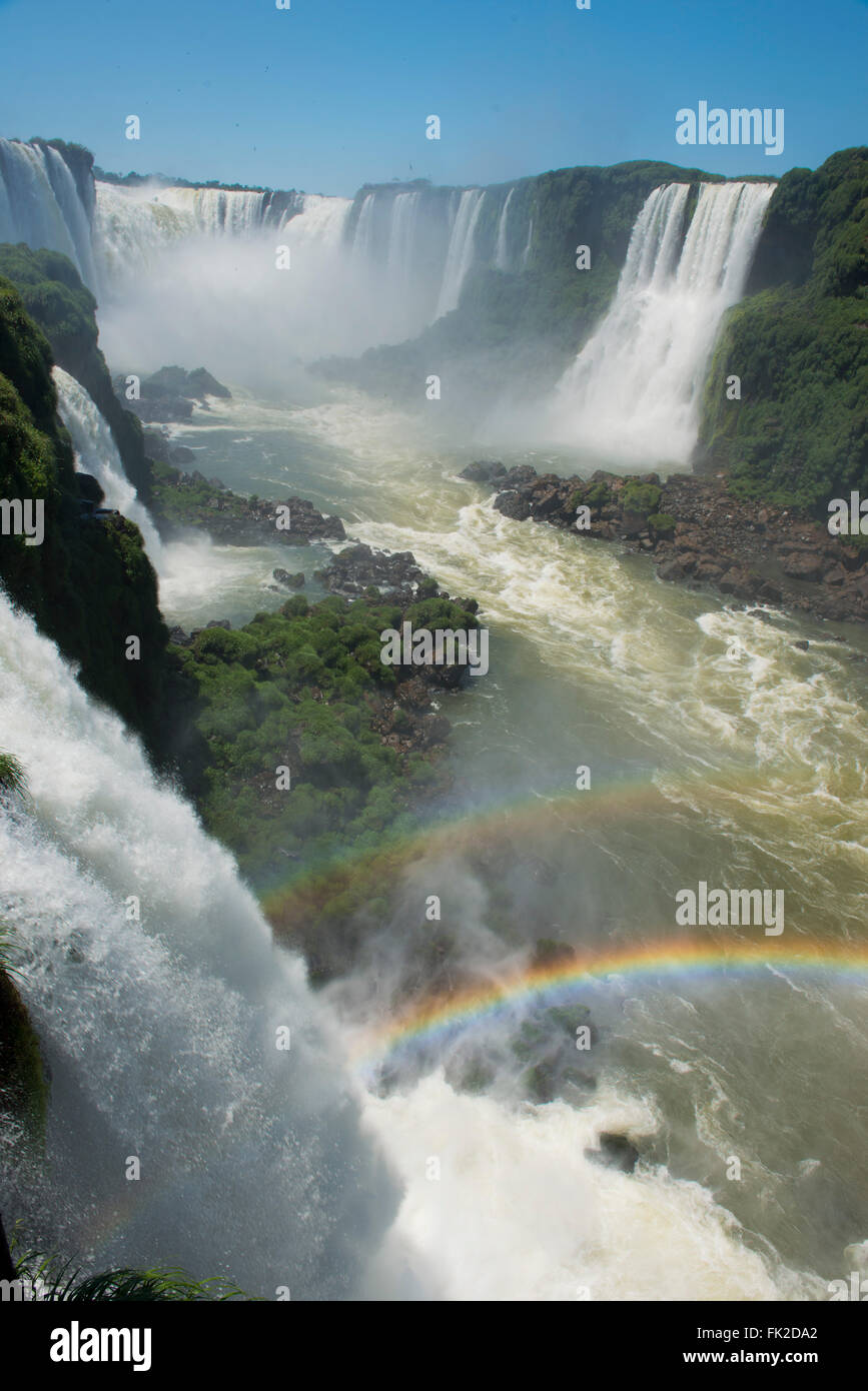 Il magnifico Garganta del Diablo presso le Cascate di Iguassù, una delle sette meraviglie naturali del mondo Foto Stock