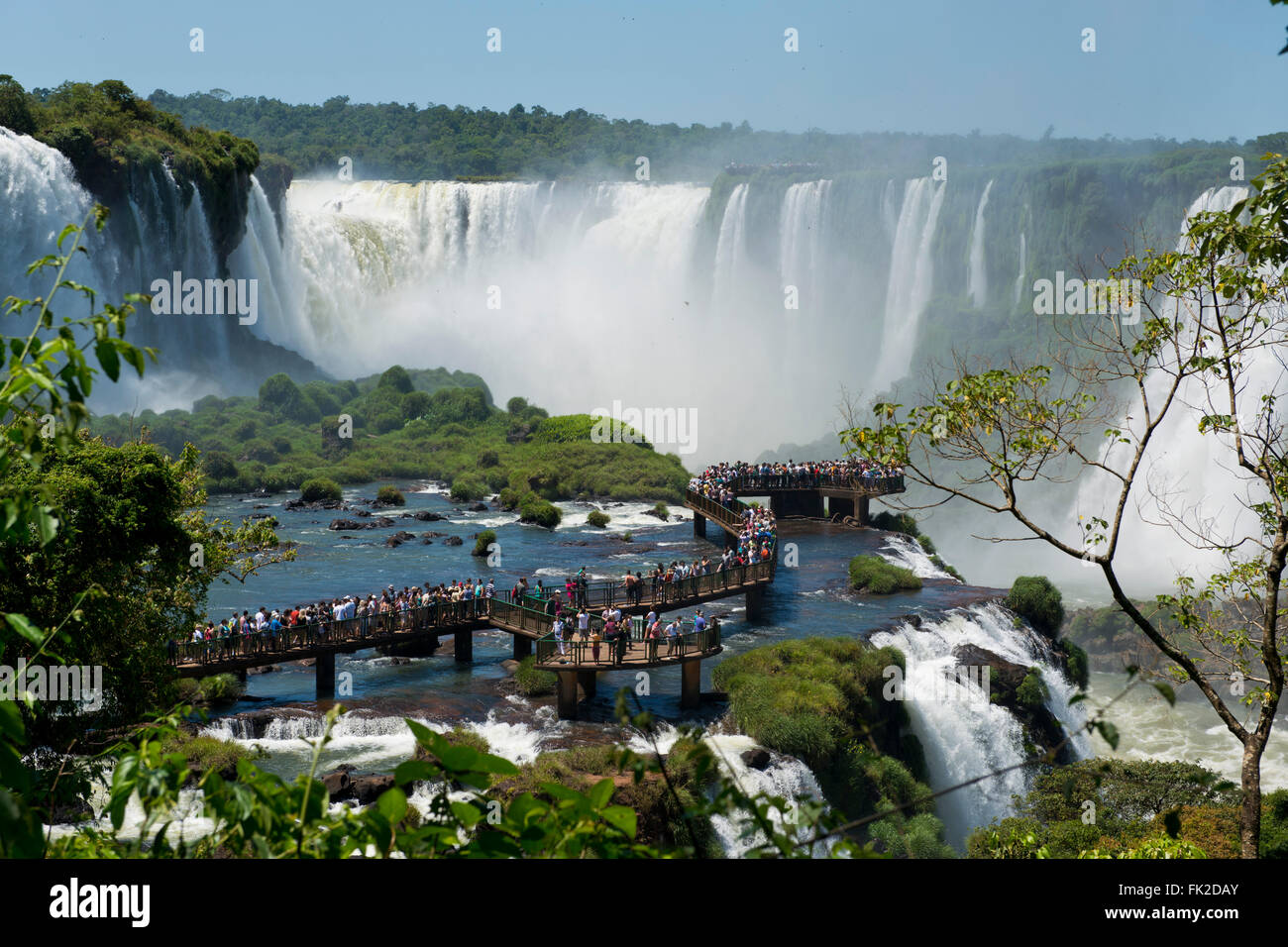 Passerella sul magnifico Garganta del Diablo presso le Cascate di Iguassù, una delle sette meraviglie naturali del mondo Foto Stock