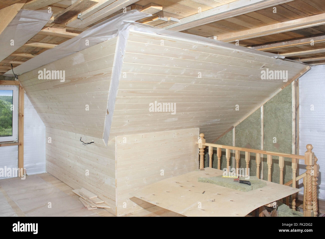 Attico in costruzione: montaggio cotone minerale e trattare board photo Foto Stock