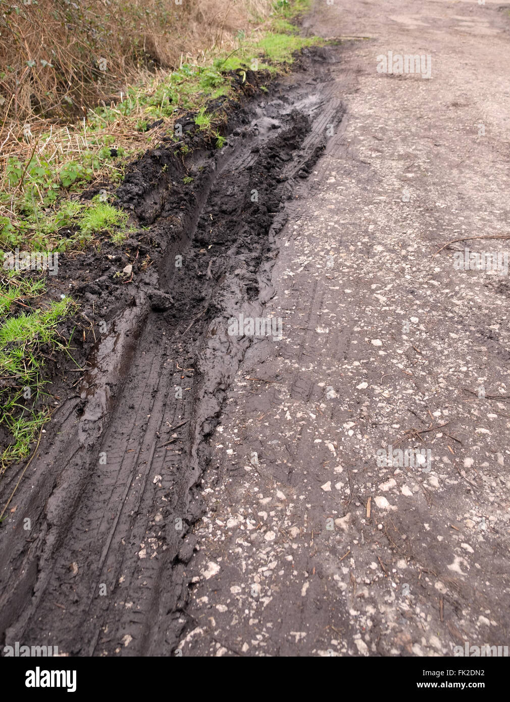 Bordo della strada di un paese di essere distrutto da veicoli guida fuori bordo e bloccati nel fango. Il 5 marzo 2016 Foto Stock