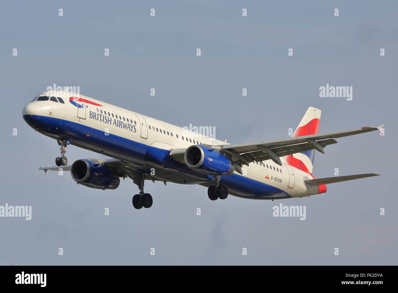 British Airways Airbus A320-200 G-EUXM atterraggio all'Aeroporto Heathrow di Londra, Regno Unito Foto Stock