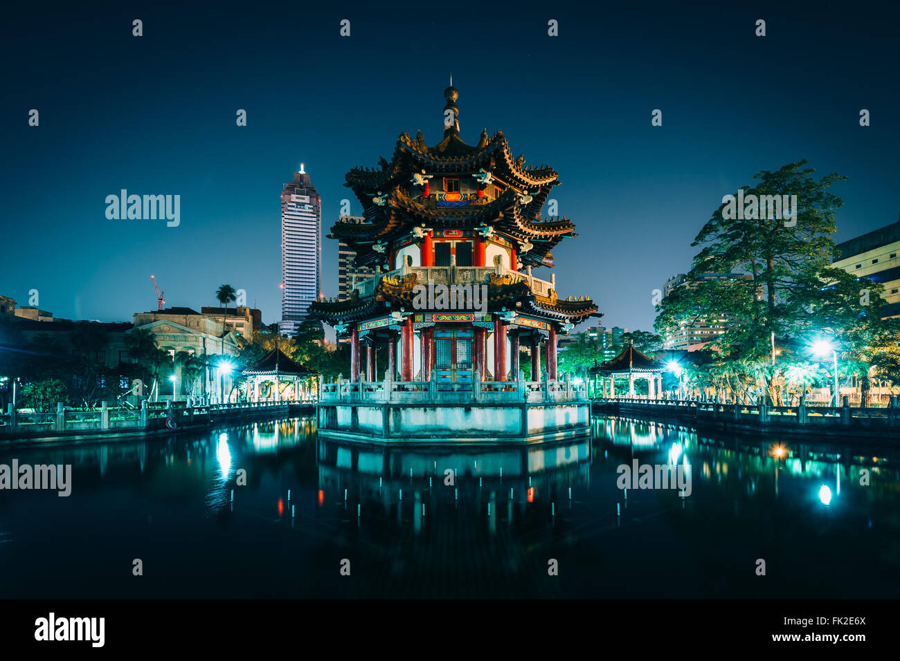 Tradizionale edificio Cinese e uno stagno di notte, a 2/28 il Parco della Pace in Taipei, Taiwan. Foto Stock