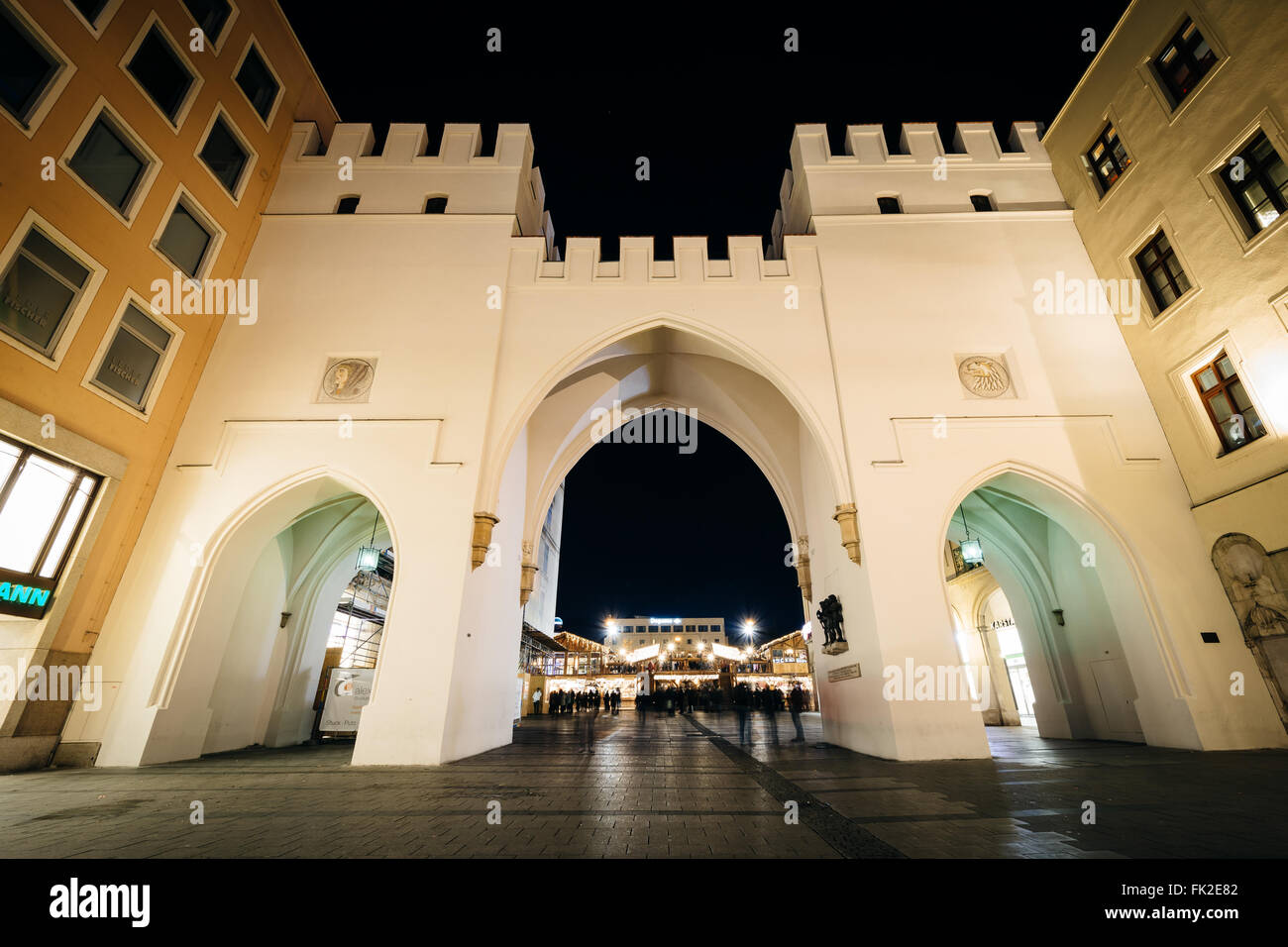 Karlstor di notte, a Monaco di Baviera, Germania. Foto Stock