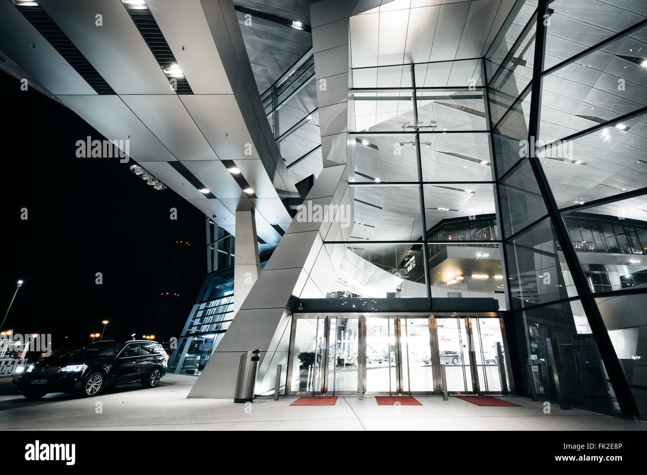 Esterno del BMW Welt di notte, a Monaco di Baviera, Germania. Foto Stock
