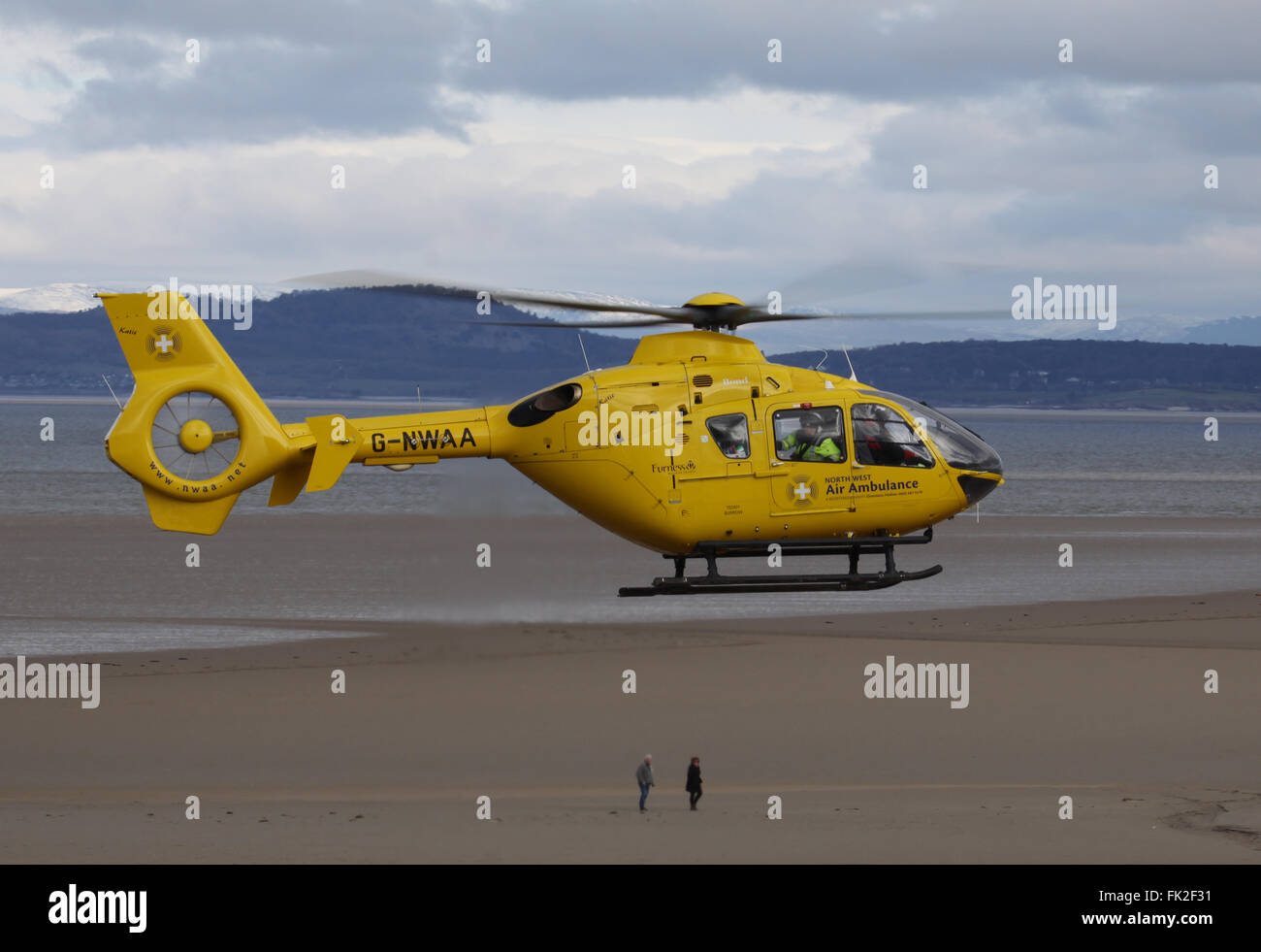 Batteria Auto Park, Morecambe, Lancashire, Regno Unito, 5 marzo 2016. Nord Ovest Air Ambulance elicotteri Airbus CE-135 / G Foto Stock