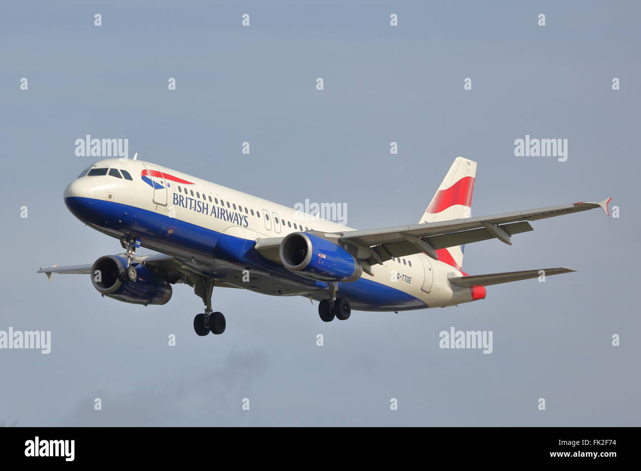 British Airways Airbus A320-200 G-TTOE atterraggio all'Aeroporto Heathrow di Londra, Regno Unito Foto Stock