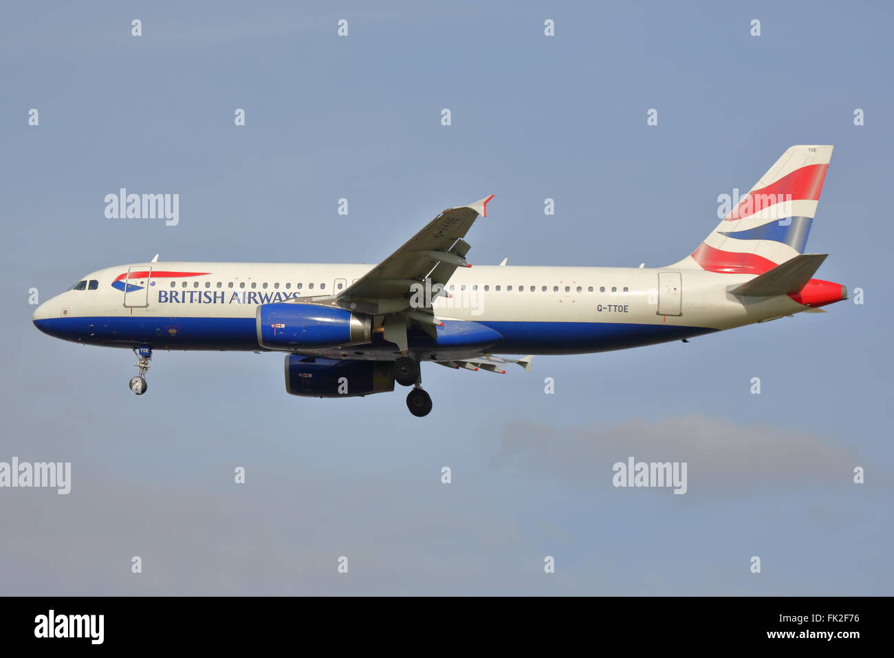 British Airways Airbus A320-200 G-TTOE atterraggio all'Aeroporto Heathrow di Londra, Regno Unito Foto Stock