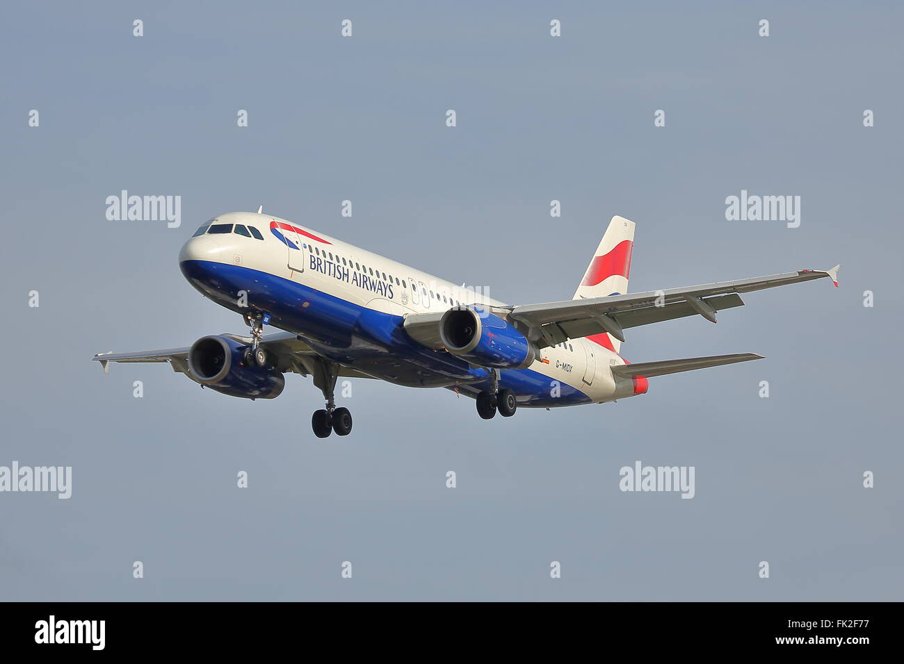 British Airways Airbus A320-200 G-MIDX l'atterraggio all'Aeroporto Heathrow di Londra, Regno Unito Foto Stock