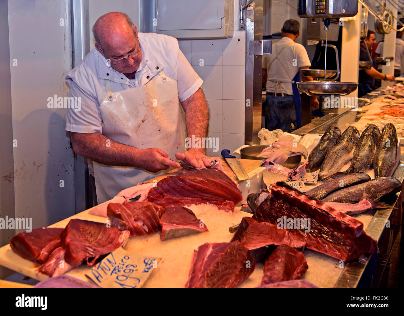 Fish monger su Cadice mercato del pesce, Cadiz, Spagna Foto Stock